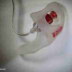 Transparenter Gehörschutz mit rotem Filter und Silikonbügel für optimalen Lärmschutz.